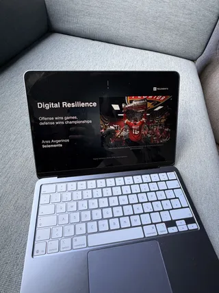 Foto von Ares' Laptop mit der geöffneten Präsentation zu Digital Resilience