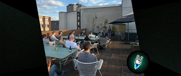 Speakerin Ariadne Engelbrecht beim Elixir Ruhr Meetup vor dem Publikum auf der Dachterrasse bei 9elements.