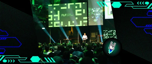 Blick auf die Bühne des Future Tech Fest 2025 mit einem Speaker auf der Bühne.