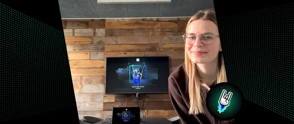 Melina Jacob steht vor dem Bildschirm, über den sie den Workshop für RUB-Stipendiatinnen gehalten hat.