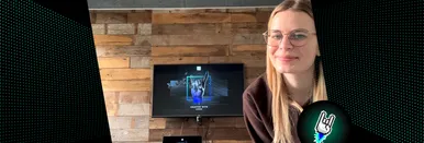 Melina Jacob steht vor dem Bildschirm, über den sie den Workshop für RUB-Stipendiatinnen gehalten hat.